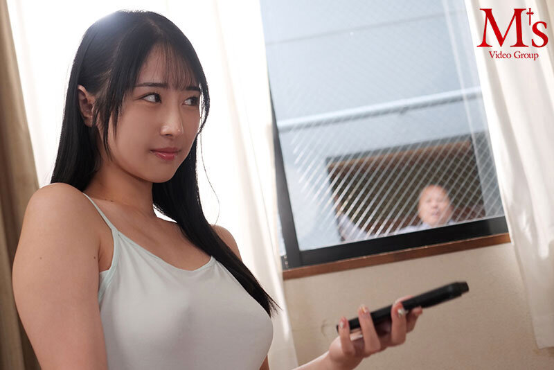男なら絶対断れない！ とてつもなくいやらしい下着姿で中年おやじに見せつけ誘惑してくる向かいの部屋の露出狂お姉さん 小野坂ゆいか