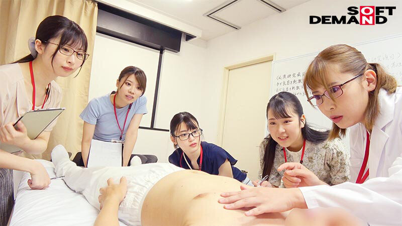 全裸男性を複数名の着衣SOD女子社員がじっくり恥じらい研究報告 真剣チクビ囲み実験 SOD性科学ラボ REPORT18 敏感反応に戸惑いながらも膨らむ乳首と脈打ちペニスから目が離せない16名