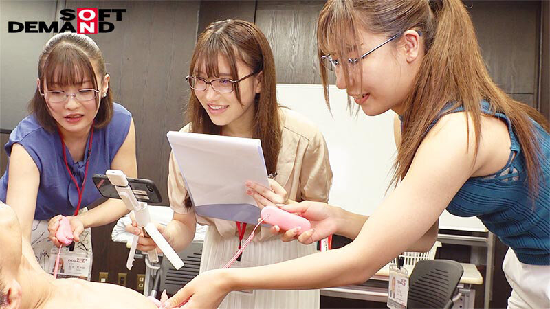 全裸男性を複数名の着衣SOD女子社員がじっくり恥じらい研究報告 真剣チクビ囲み実験 SOD性科学ラボ REPORT18 敏感反応に戸惑いながらも膨らむ乳首と脈打ちペニスから目が離せない16名