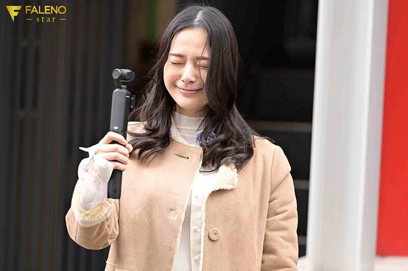 「いまから私とキスしてみませんか？」吉高寧々がいきなり素人さんを逆ナンパ！街中でキス 30 秒で勃起したら合格、さらにお部屋で言葉責め手コキに耐えられたらご褒美SEXあげちゃいます。 吉高寧々
