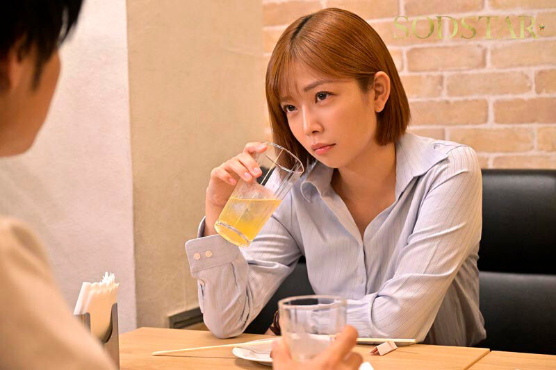 飲むと唾液ベロ汁接吻モンスターになっちゃう会社の同期と終電終わってホテルで…朝まで無意識15発中出し搾取され…覚めたら全く覚えてなくて…付き合えませんでした。 紗倉まな