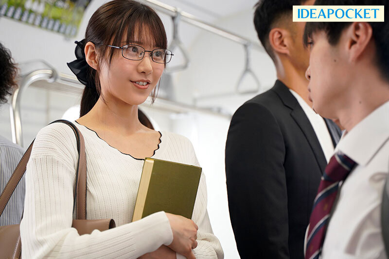 毎朝電車の端の席で読書をしている清楚美人お姉さんがM男を痴女って弄ぶ特殊性癖の持ち主だったなんて… 愛才りあ