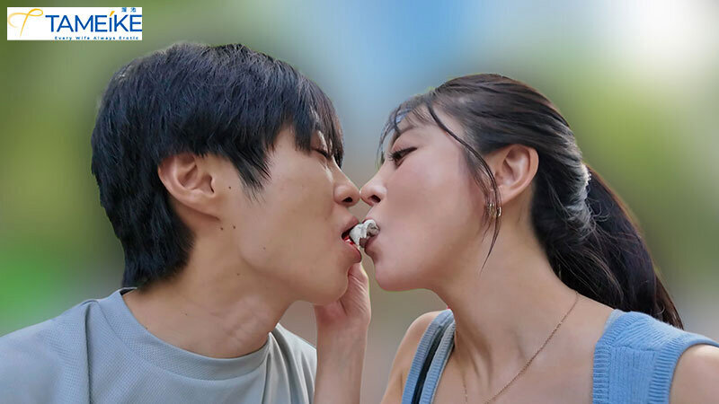 ここ、外なのに…。小悪魔お姉さんに囁き誘惑で無理やり勃たされ、チ○ポバカになるまで何度も何度も寸止めされてから、人生最高の射精を味合わされる悶絶寸止めデート 潤うるる