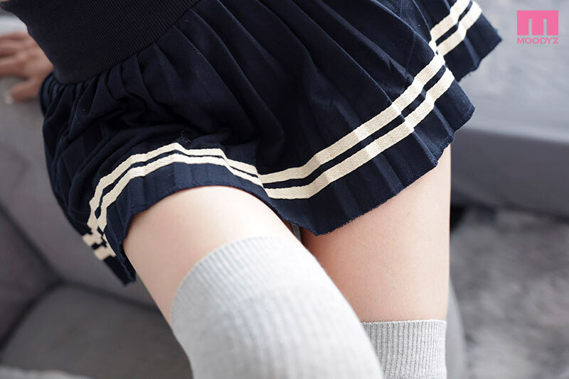 【VR】妹の不適切な絶対領域 ミニスカートとニーハイが織りなす永遠の17cm 太ももとパンチラのマリアージュ 新井リマ