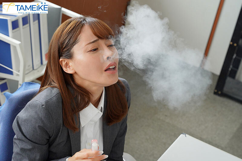 「私と一緒にブッ飛ばない？」生徒の媚薬タバコでケダモノ覚醒！放課後下品にチ○ポを貪るガンギマリ先生 大谷双葉