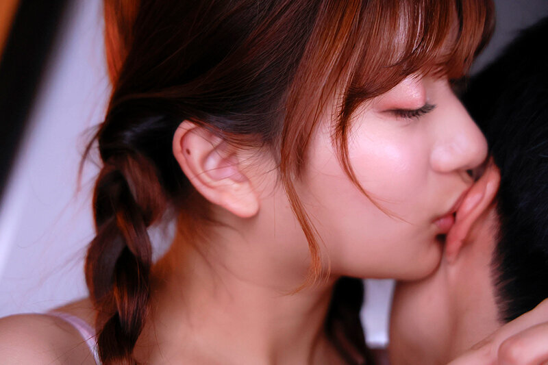 彼女にバレないように至近距離の耳元囁きで誘惑してくる女友達とこっそり密着逆NTR 北岡果林