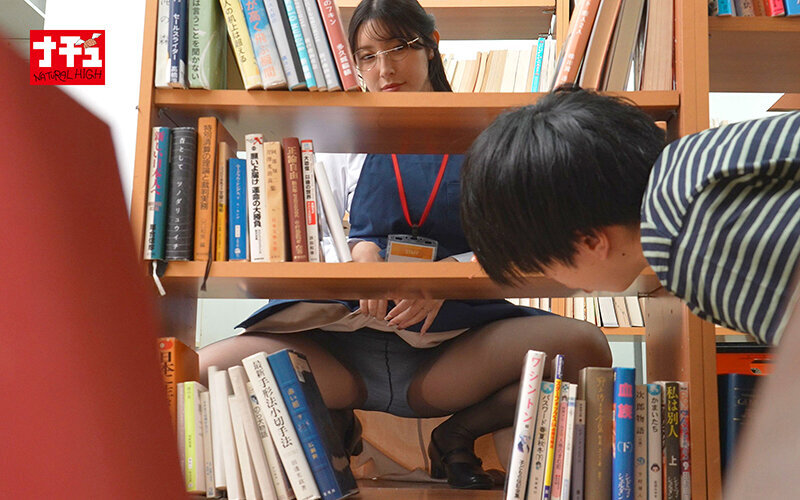 青年チ○ポを本棚越し手コキでこっそり発射させ声我慢SEXで中出しまでさせる年下好き美人司書2