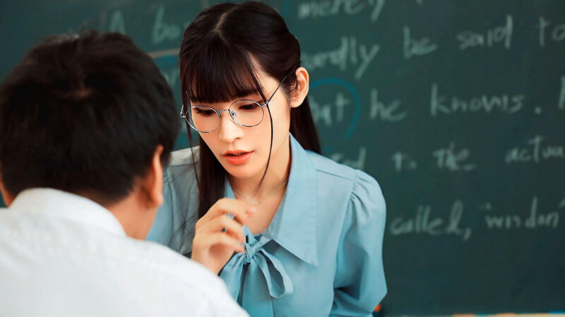 高嶺の花だと思っていたさくらせんせいは…実はおチ〇ポ調●が趣味のド変態だった！誰かが近くにいる状況で密着囁き罵倒で男の反応を楽しみチ〇ポがバカになるくらい何回も射精させて弄ぶ！ 胡桃さくら