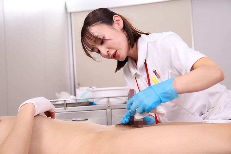 ワザと手コキのような陰部洗浄で暴発させて青年患者を虜にするおばさん看護師VOL.4