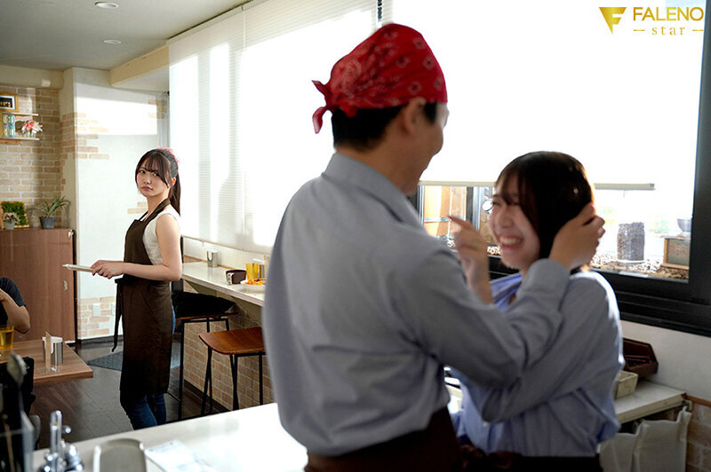 スキマバイト逆NTR 既婚店長を密着乳首責めで横取りする小悪魔カフェ店員 甘夏唯