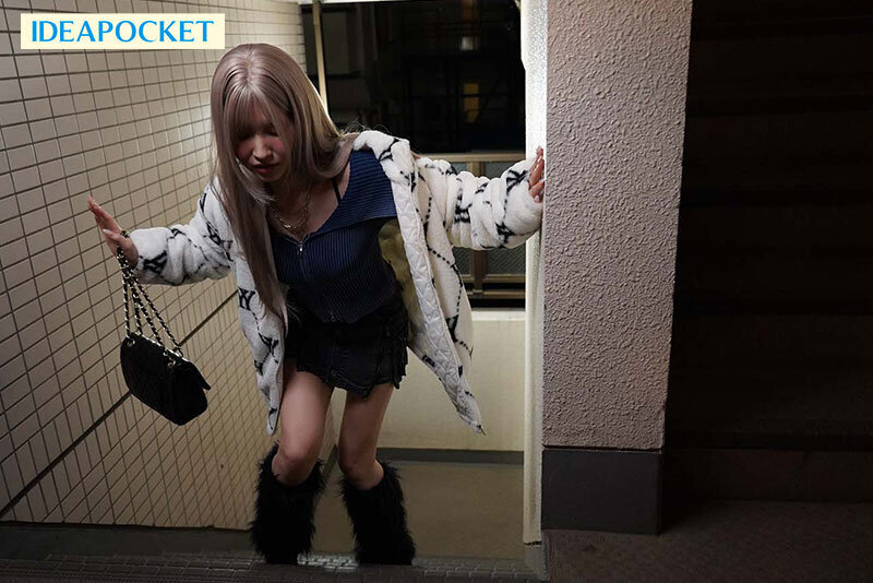 自宅の前で酔い潰れていたギャルを介抱したら恩返しの絶対中出し騎乗位がエロ気持ち良すぎて横転 合計12発 イってもイっても許されない暴走ギャルに朝までヤラれまくり 桜空もも